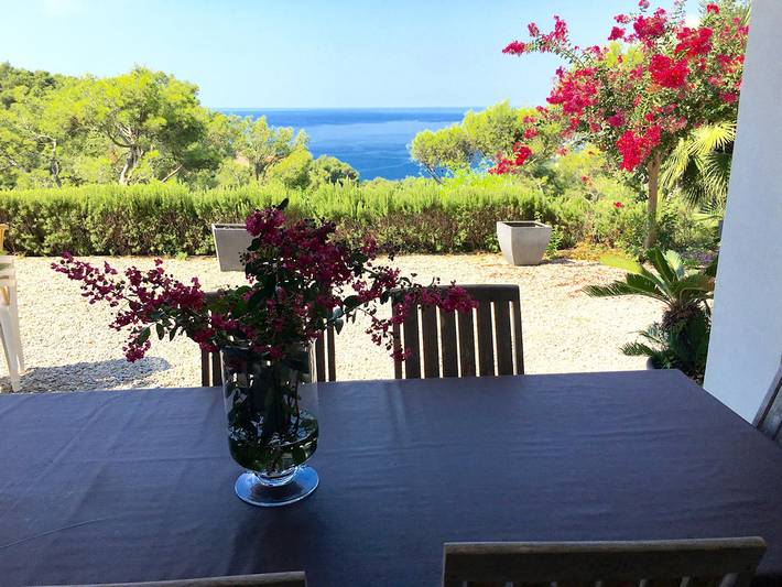 Location de vacances pour 6 personnes, avec terrasse ainsi que jardin et piscine dans Plage Font Brun Carqueiranne - 4