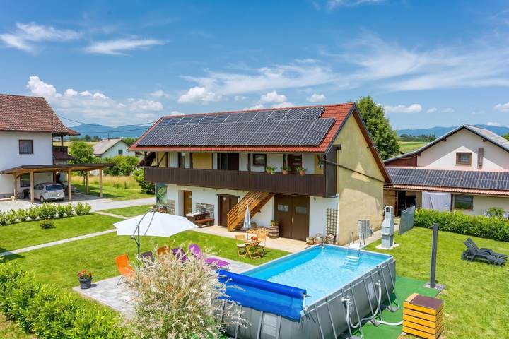 Vakantiehuis voor 8 personen, with terras and sauna as well as zwembad, met huisdier in Slovenië