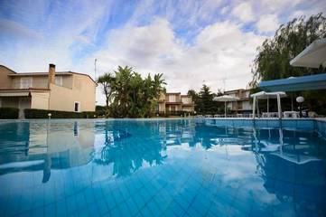 Gîte pour 4 personnes, avec vue ainsi que piscine et jardin, animaux acceptés dans Selianitika