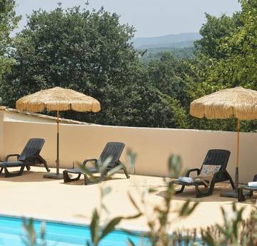 Gîte pour 5 personnes, avec piscine ainsi que jardin et terrasse à Balazuc