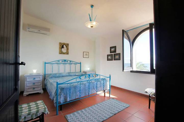 Villa Mary a Pula: posizione esclusiva con accesso privato alla spiaggia in Porto Columbu, Sarroch
