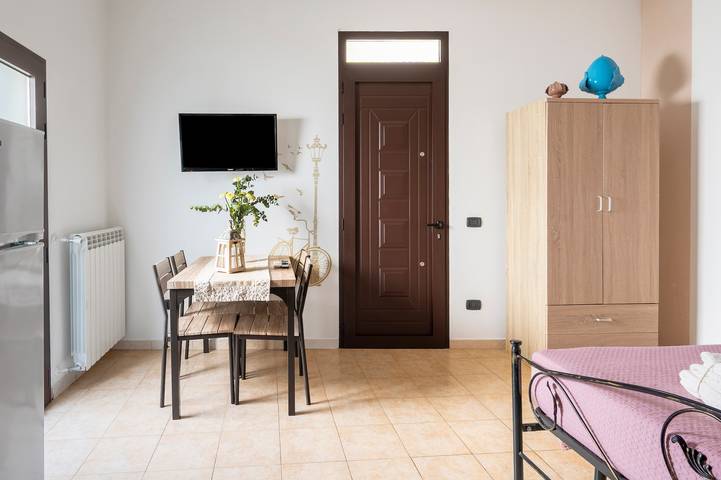 Entire apartment, Apartment 'Lu Marchese' with Private Terrace, Wi-Fi and Air Conditioning in Minervino di Lecce, Lecce Province