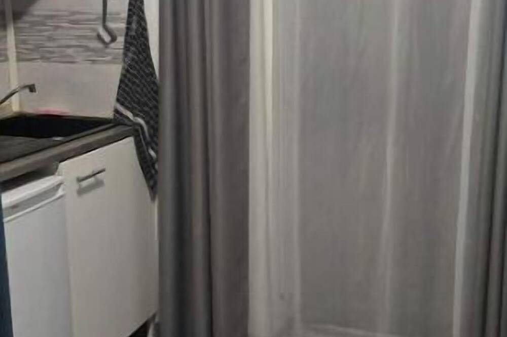 Entire apartment, Small Studio indiv. 12m2 Rdj + parking space. in Vitrolles, Istres region