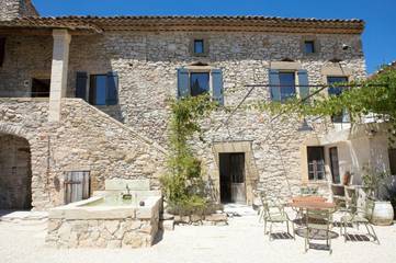 Gîte pour 2 personnes, avec terrasse ainsi que piscine et jardin à Belvézet