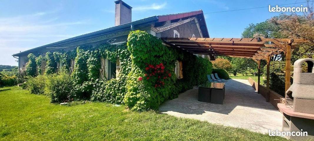 Location de vacances pour 12 personnes, avec vue et jardin à Noilhan