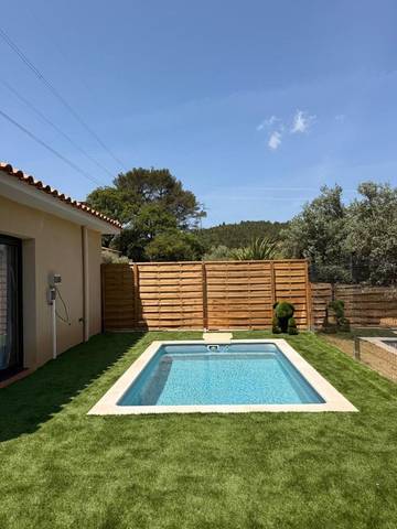 Gîte pour 4 personnes, avec terrasse et piscine ainsi que jardin et vue à Roquevaire