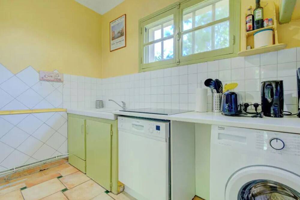 Entire apartment, Charming cottage in Réattu with terrace and park view - sleeps in Fourques, Nimes region