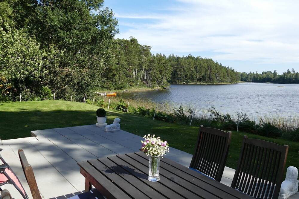 Wunderbares Ferienhaus direkt am Åsnensee mit Booten, Kanus, Internet und deutschen Fernsehen in Alshult, Asnen