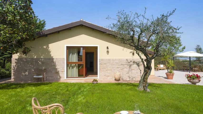 Casa vacanza per 4 persone, con giardino e piscina, con animali domestici a San Costanzo