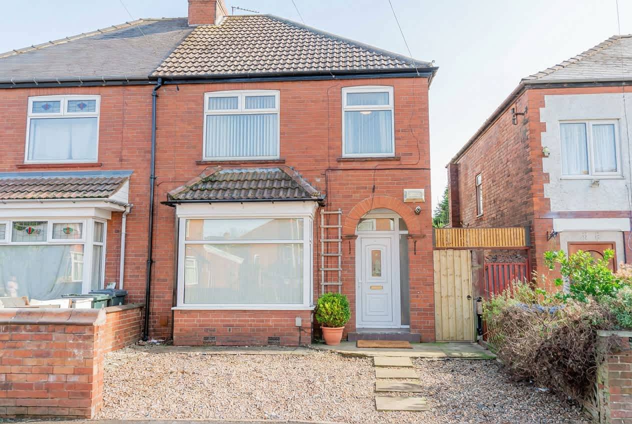 Spacious 3 Bed Doncaster Home w Garden & Parking in South Yorkshire
