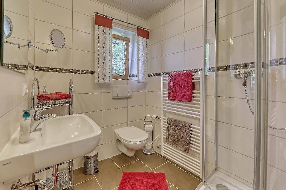 Ganze Wohnung, Helles Appartement (37 qm) für bis zu 3 Personen mit Blick auf die Bayerwaldberge in Eschlkam, Ostbayern