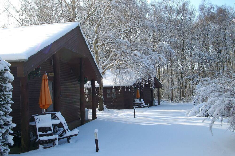 Innenpool. Schöne 2-Bett-Lodge für 4 Personen in 5 Hektar wunderschönem Wald in Shadoxhurst, Ashford und Umgebung