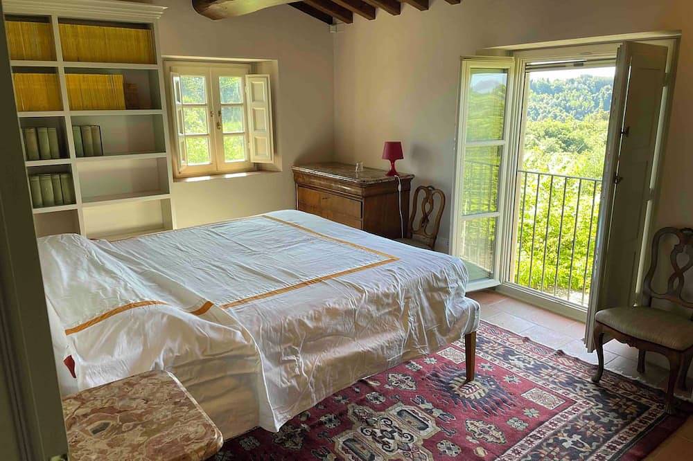 Villa in Palaia with stunning views and unique setting, 3 bedrooms (sleep 6) in Palaia, Pisa Provinz