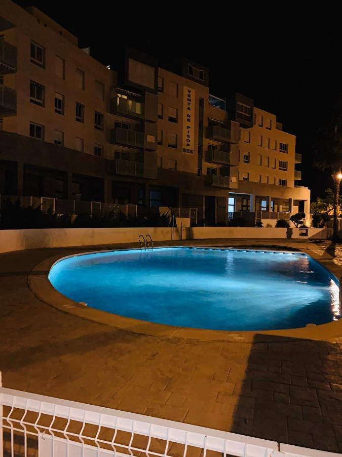 Apartamento para 4 personas, con vistas además de piscina y jardín en Almenara