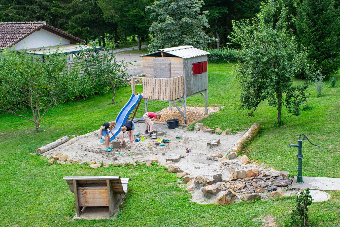 Entire apartment, Panorama Suite Apartment with Balcony, Grill Hut and Infrared Cabin in Donaueschingen, Central Black Forest