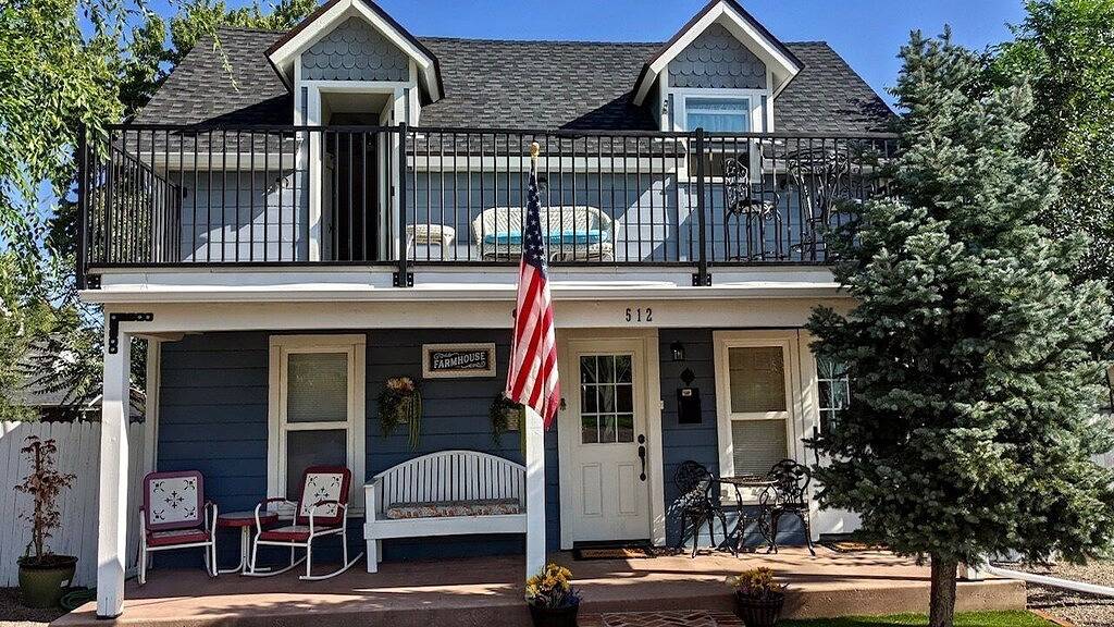 Darling Farmhouse Upstairs 1 Bedroom & Kitchenette Master Suite. Walk Downtown! in Prescott, Yavapai County