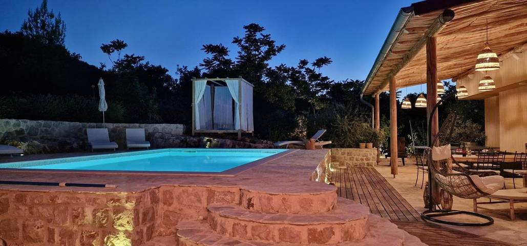 Villa pour 9 personnes, avec Jacuzzi et Terrasse ainsi que Jardin et Piscine à Stari Grad