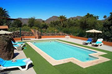 Casa rural para 3 personas, con jardín además de piscina y balcón, Se admiten mascotas en Santa Lucía de Tirajana