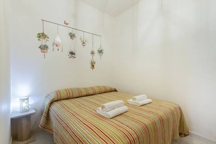 Ganze Wohnung, This colorful and welcoming apartment, ideal for up to 4 people, is strategically located in Lecce: outside the restricted traffic zone but just steps from the historic center. Just 400 meters from Porta San Biagio, it's easy to immerse yourself in the w in Otranto, Otranto und Umgebung