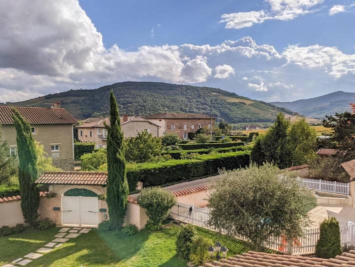 Location de vacances pour 10 personnes, avec Terrasse et Jardin ainsi que Piscine et Vue à Quincié-en-Beaujolais