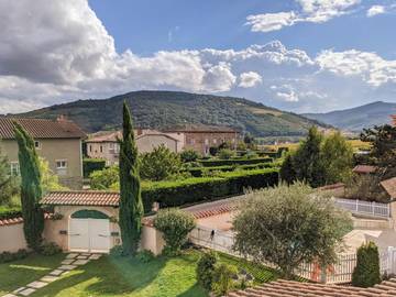 Gîte pour 10 personnes, avec jardin ainsi que vue et piscine à Quincié-en-Beaujolais