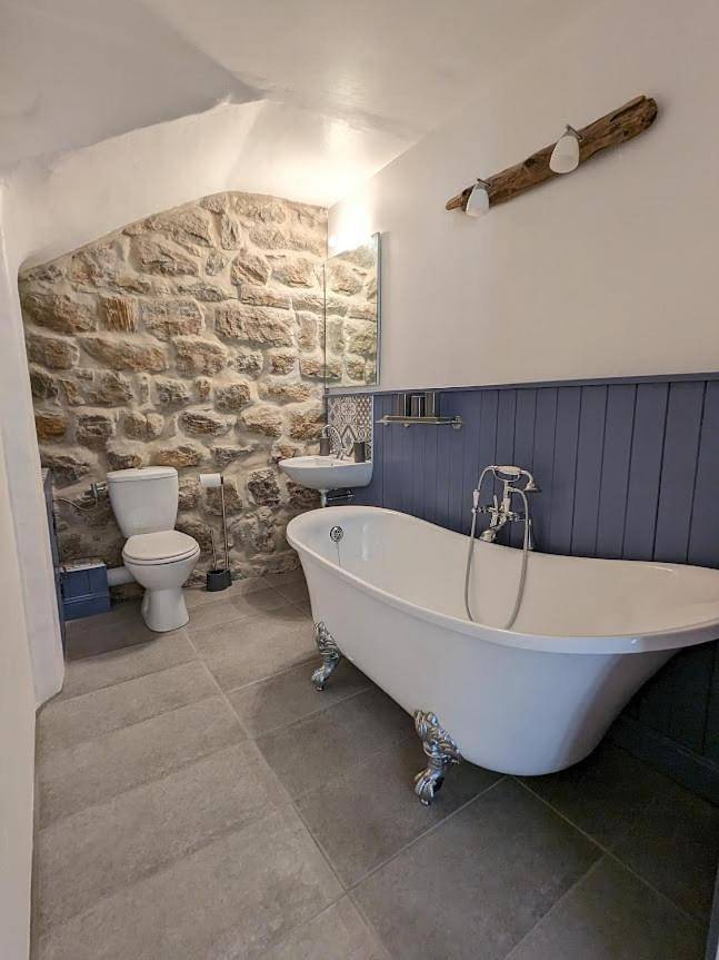 Location de vacances pour 5 personnes, avec vue et terrasse à Bize-Minervois - 2