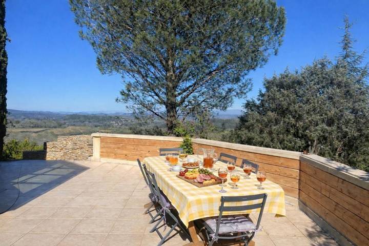 Location de vacances pour 6 personnes, avec vue ainsi que balcon et piscine à Salazac - 2