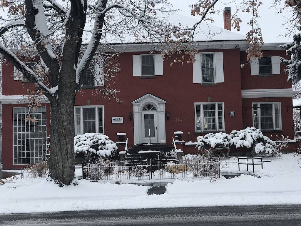 Ganze Wohnung, Geschmackvoll möbliertes Apartment in der Innenstadt im historischen Wesley-Gebäude. in Hamilton (MT), Ravalli County