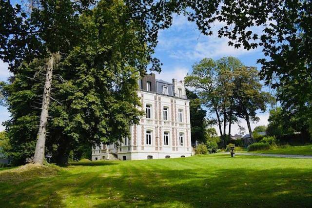 Location de vacances pour 24 personnes, avec Balcon et Terrasse ainsi que Jardin et Sauna à Sains-du-Nord