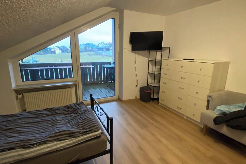 Ganze Wohnung, Großzügige Ferienwohnung ca. 100 qm mit Balko und schöner Aussicht in Parkstein, Naturpark Nördlicher Oberpfälzer Wald