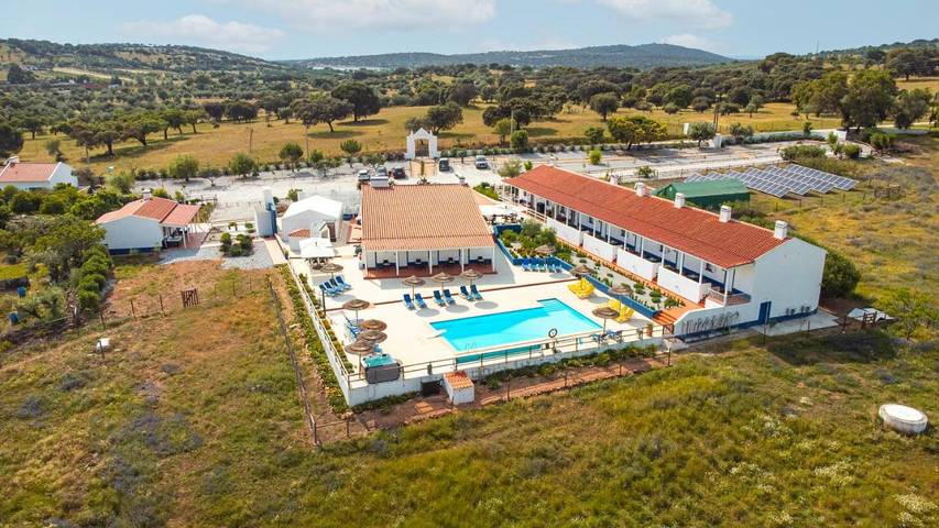Alojamiento y desayuno para 6 personas, con piscina además de jacuzzi y jardín - 1