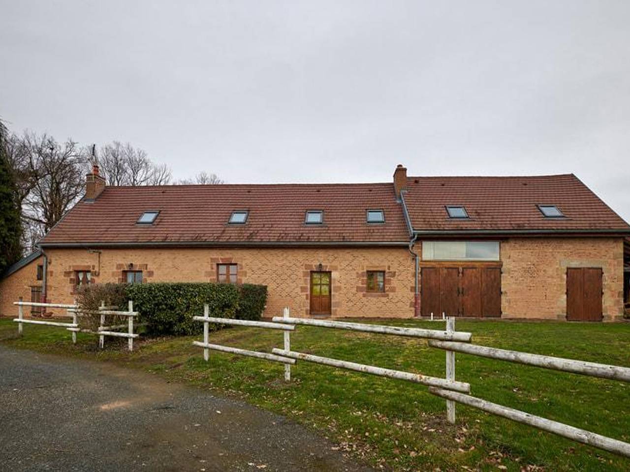 Séjour nature au Domaine avec Animaux admis, Piscine et Jardin in Neuilly-le-Réal, Allier