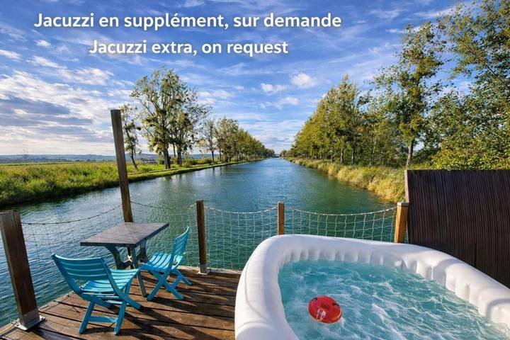 Bateau pour 5 personnes, avec vue ainsi que piscine et terrasse, animaux acceptés dans Côte-d'Or
