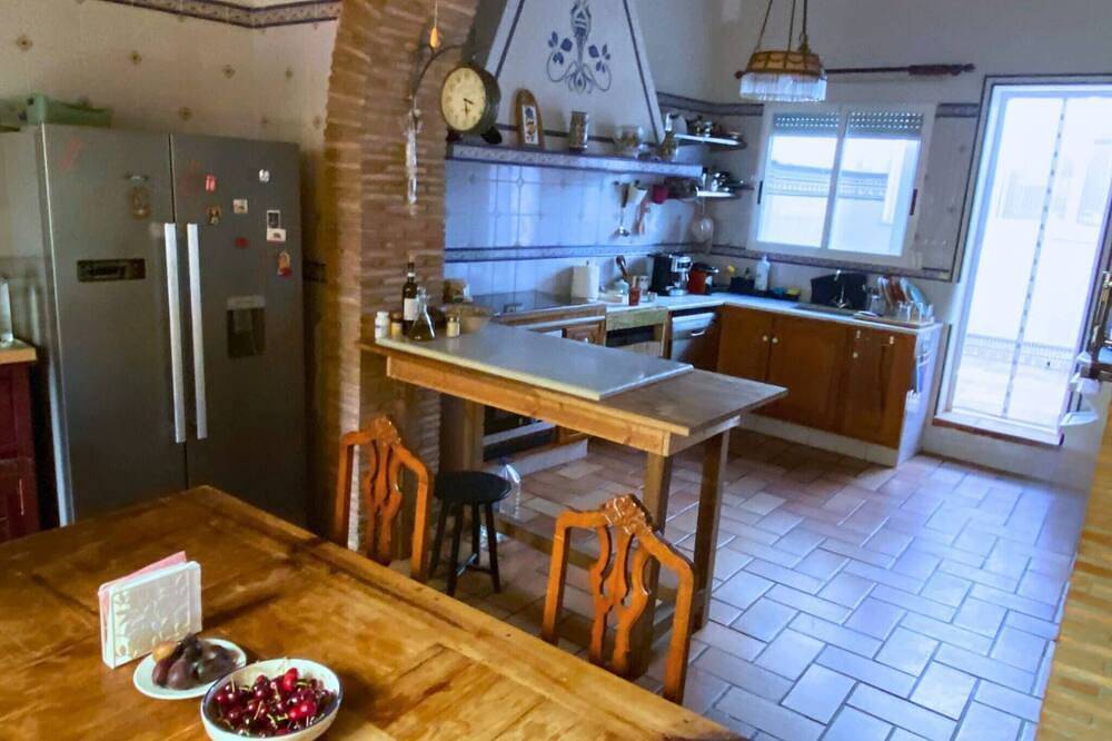 Bamboo Room with mountain views and lots of natural light in Alzira, Valencia Provincie