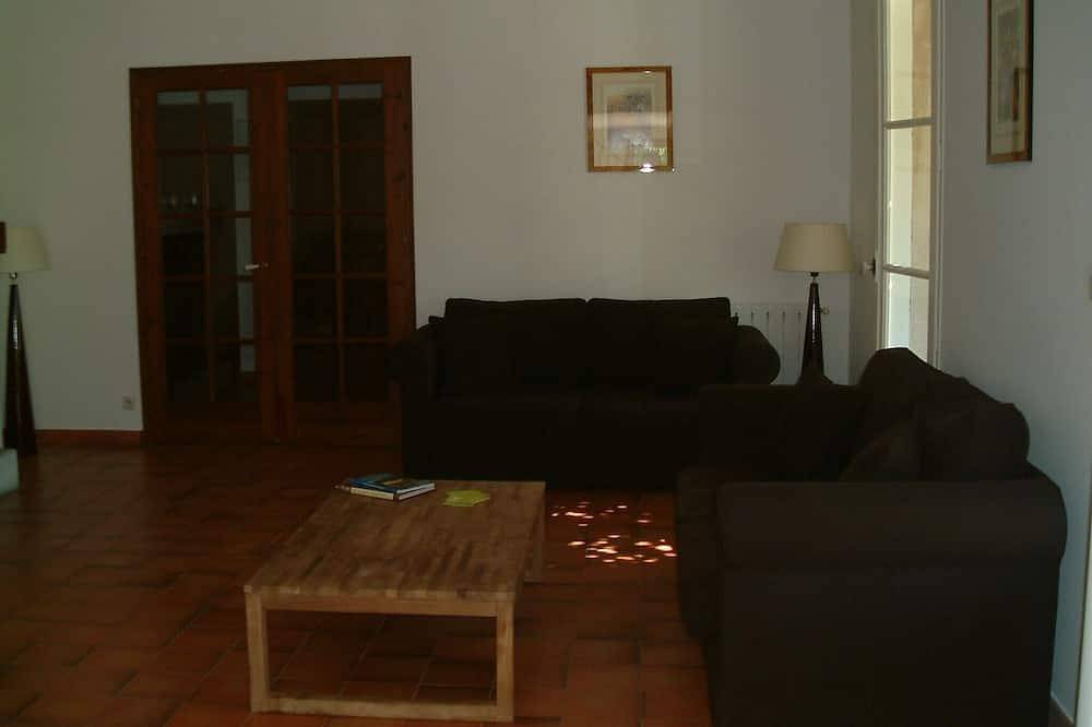 Beautiful, secluded Provencal house with pool surrounded by vineyards in Sablet, Vaucluse