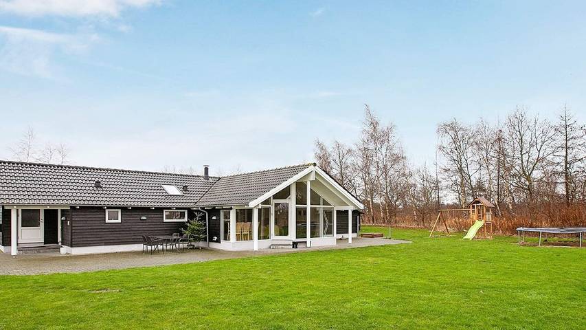 Ferieudlejning for 12 personer, med sauna og terrasse samt jacuzzi på Sjælland