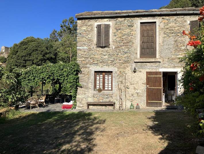 Location de vacances pour 7 personnes, avec piscine ainsi que jardin et vue à Pietra-di-Verde