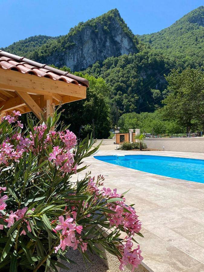 Camping pour 4 personnes, avec jardin et piscine ainsi que terrasse et jacuzzi dans le Vercors