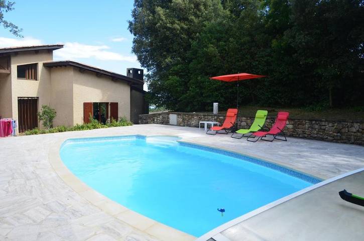 Location de vacances pour 10 personnes, avec Balcon et Terrasse ainsi que Jardin et Piscine à Saint-Georges-les-Bains