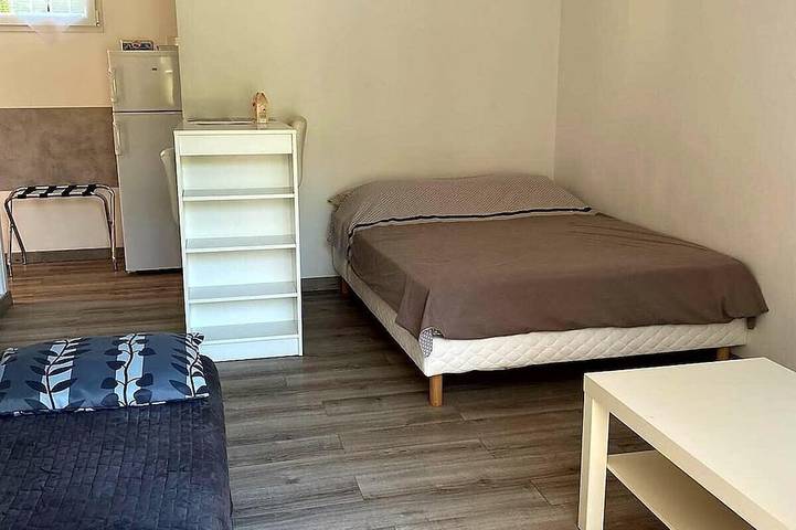 Entire apartment, Quiet studio near Aubagne in La Penne-sur-Huveaune, Mediterranean Coast (France)