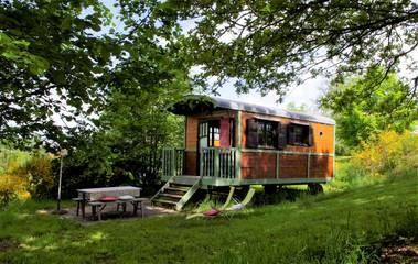 Gîte pour 5 personnes, avec vue sur le lac et jardin à Cunlhat