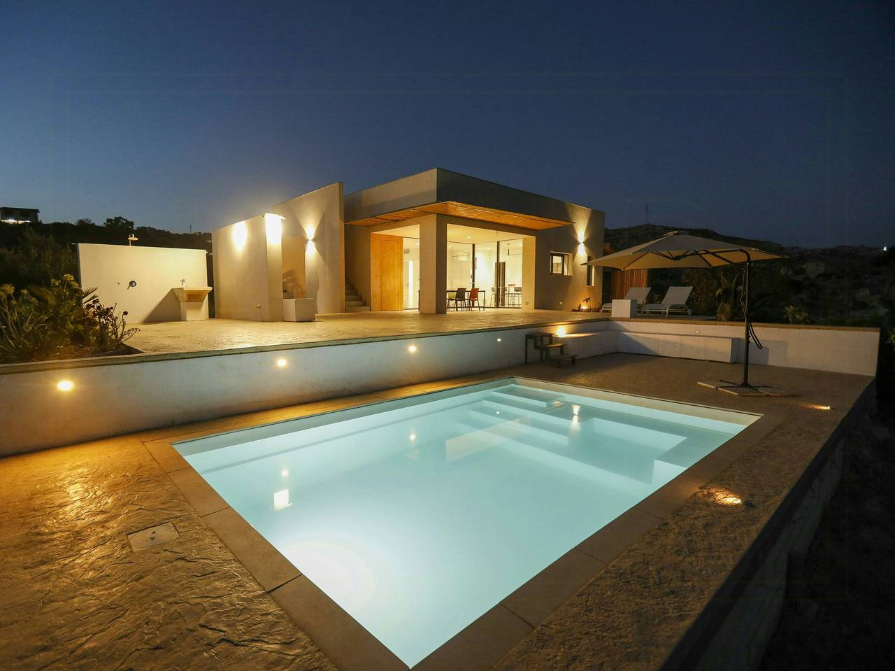 Minimalistische Villa mit Pool inmitten der Weinberge in Favara, Agrigento Provinz
