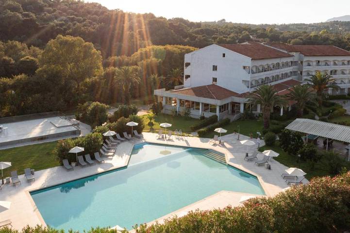 Hôtel, avec Balcon et Terrasse ainsi que Jardin et Piscine