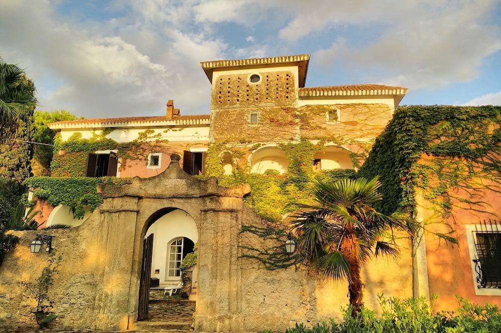 Historisches Haus in der grünen, aber ein paar Schritte vom Meer entfernt. in Santa Maria di Castellabate, Castellabate