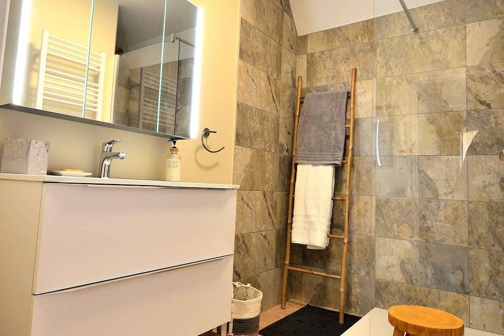 Space & calm, 10 minutes walk from the center! Hearty breakfast. English spoken in Gourdon, Lot