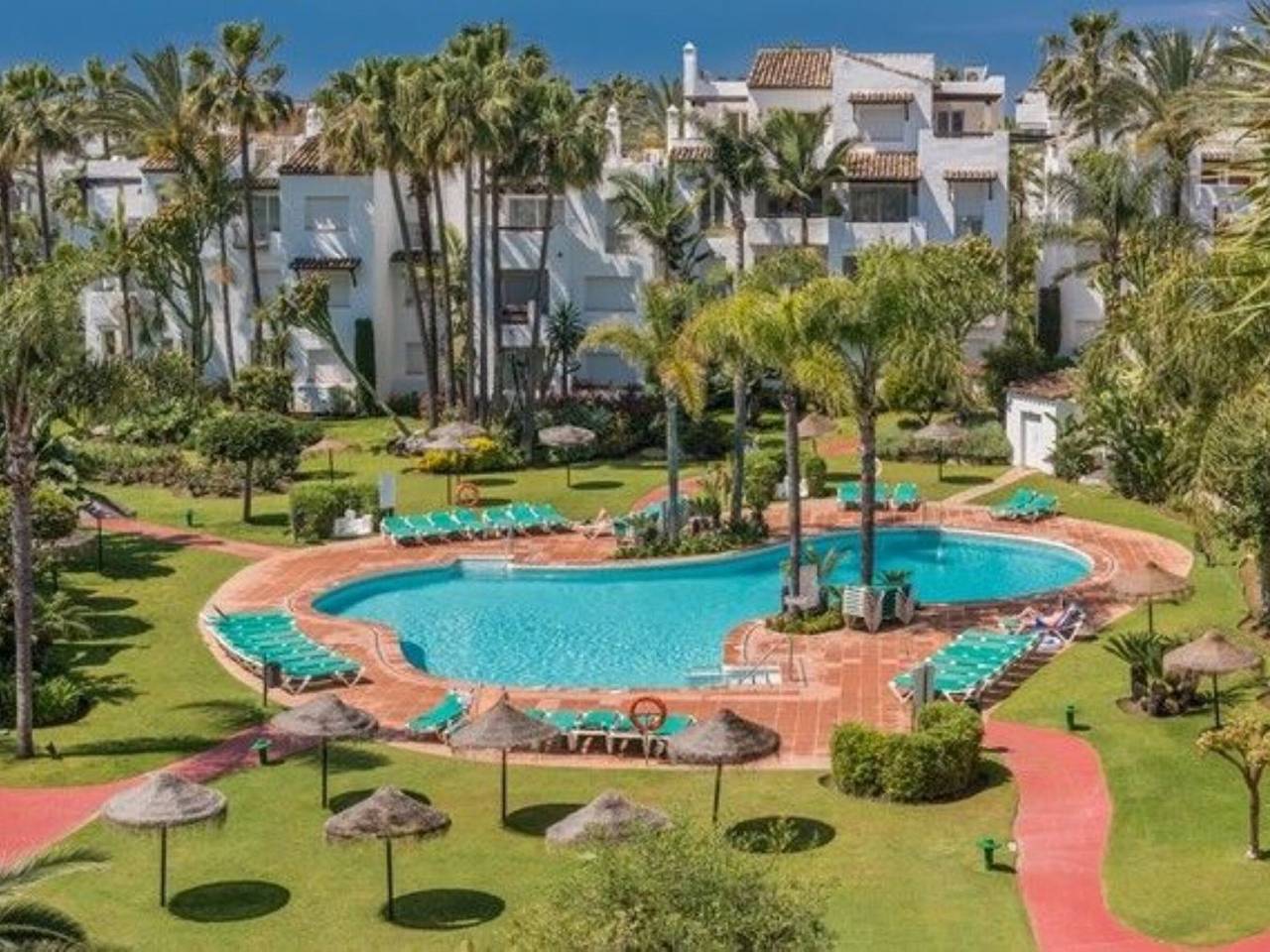 Entire apartment, Beachfront Apartment in Estepona for 6 - Pool, Garden, Wi-Fi, A/C, Parking, and More! in Saladillo Benamara, Estepona