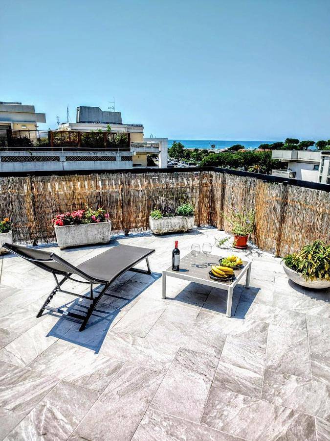 Ferienwohnung für 6 Personen, mit Balkon und Terrasse sowie Ausblick in Carrara