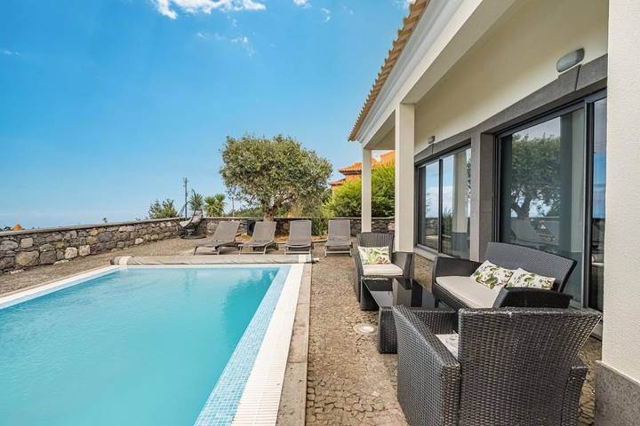 Location de vacances pour 6 personnes, avec Balcon ainsi que Jardin et Piscine dans Achadas da Cruz