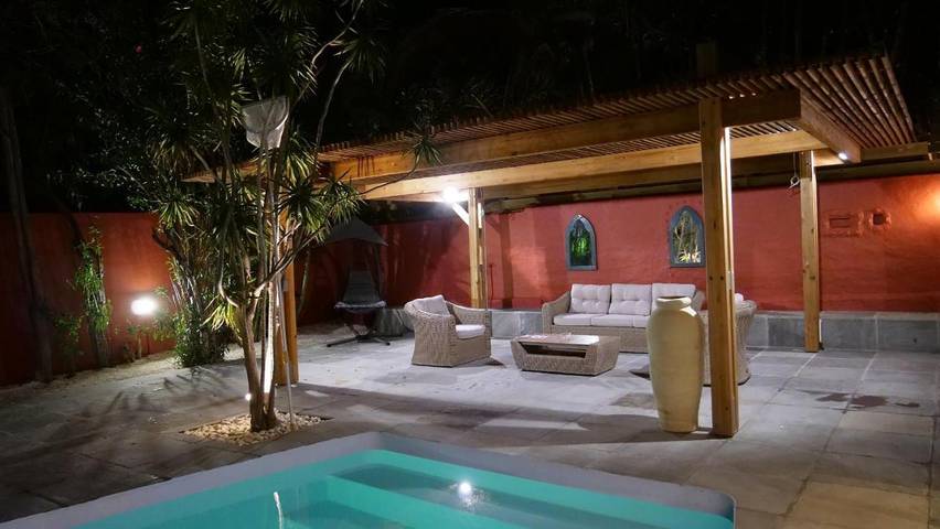 Location de vacances pour 10 personnes, avec piscine ainsi que vue et jardin dans Port de Saint-Gilles les Bains - 3