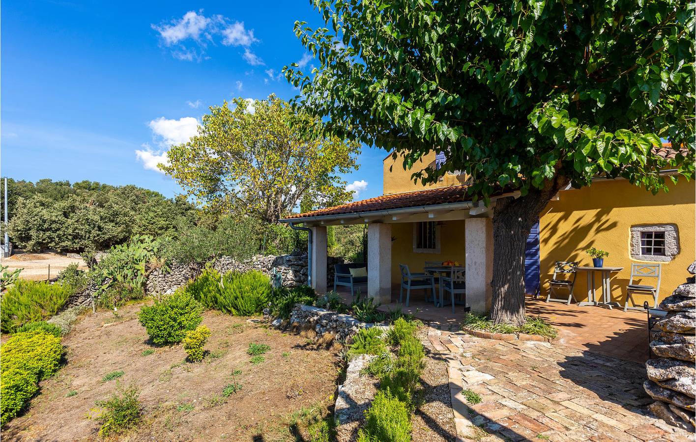 Reizende 2-Zimmer-Wohnung mit Pool, Terrasse und WLAN in Lošinj, Cres
